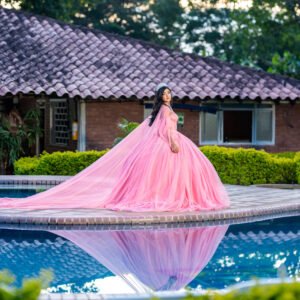 Vestido de Quinceañera Rosa con Encajes y Capa Transparente