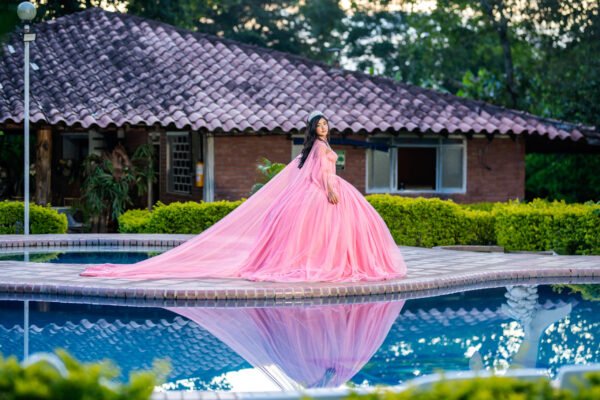 Vestido de Quinceañera Rosa con Encajes y Capa Transparente