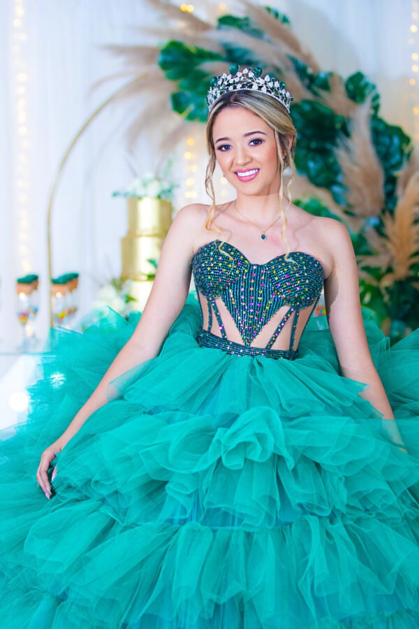 Vestido de Quinceañera Verde Esmeralda con Pedrería Multicolor