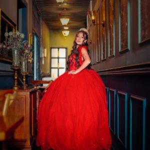 Vestido de Quinceañera Rojo con Pedrería y Detalles Brillantes