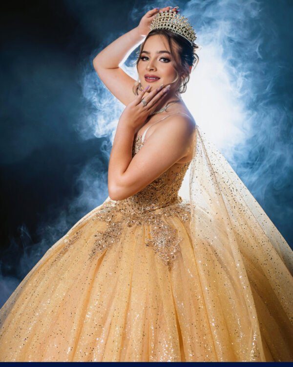 Vestido de Quinceañera Dorado con Encaje y Pedrería