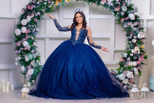 Vestido de Quinceañera Azul Marino con Encajes y Pedrería